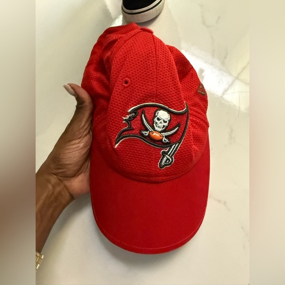 Red NFL Fitted M-L New Era - Picture 2 of 3